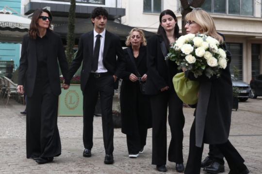 Κηδεία Μαρινέλλας: Τα δάκρυα της κόρης και των εγγονιών της - Η συγκίνηση Ζαχαράτου [εικόνες - βίντεο]